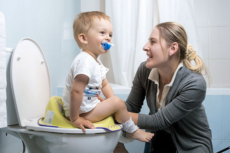 Những lưu &yacute; khi dạy b&eacute; đi vệ sinh ba mẹ n&ecirc;n nhớ. (Ảnh: Sưu tầm Internet)