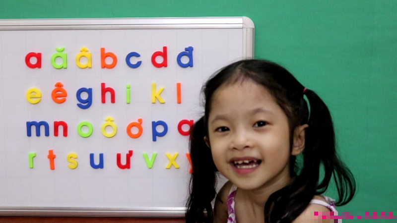 Giai đoạn đầu học chữ, chưa nhất thiết bé phải phát âm chuẩn. (Ảnh: Youtube)