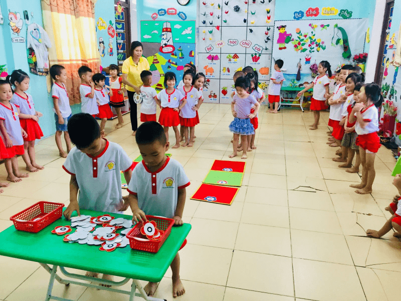 Tổ chức các trò chơi tìm chữ, ghép chữ cùng bé. (Ảnh: Sưu tầm internet)