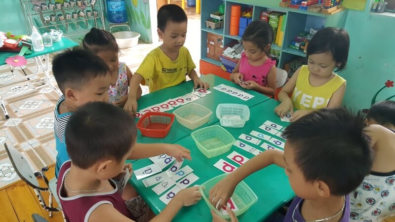 Cùng bé thực hành nhiều hơn để con ghi nhớ tốt hơn. (Ảnh: Sưu tầm internet)