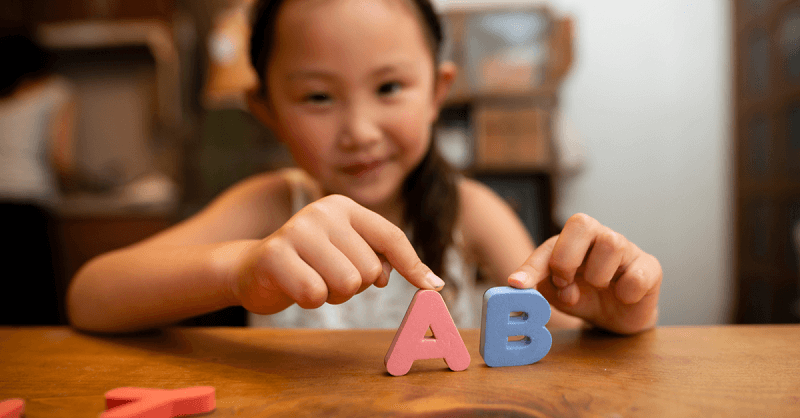 Bố mẹ nên đồng hành cùng con và dạy bé một cách từ tốn. (ảnh: Monkey)