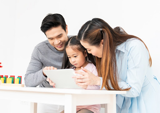 Ba mẹ cần tiếp tục tạo th&oacute;i quen cho tiếng Anh tiếp x&uacute;c với b&eacute; mỗi ng&agrave;y (Ảnh: Sưu tầm internet)