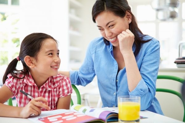 Lu&ocirc;n tạo t&igrave;nh huống để b&eacute; tự hiểu nghĩa tiếng Anh qua h&agrave;nh động, h&igrave;nh ảnh thay v&igrave; dịch nghĩa (Ảnh: Sưu tầm internet)