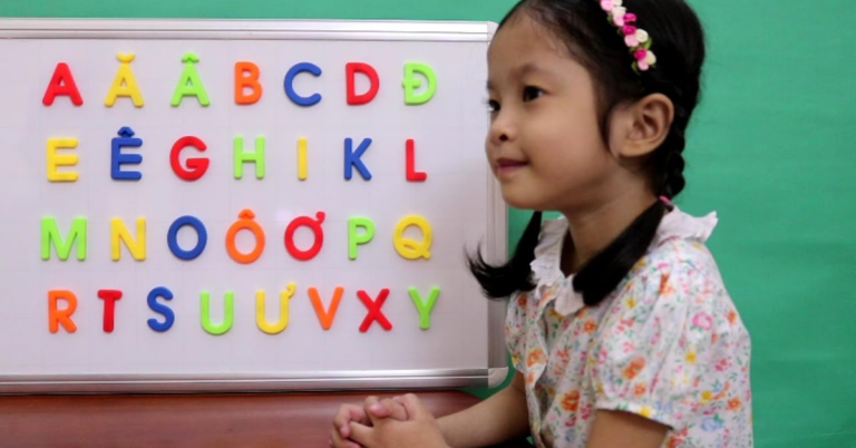 Hãy bắt đầu với việc tập cho bé làm quen với chữ. (Ảnh: Sưu tầm internet)