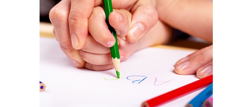 Bố mẹ nên cầm tay hướng dẫn bé tập viết chi tiết. (Ảnh: VNKid)