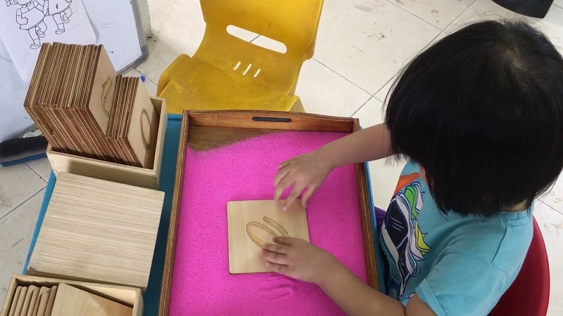 Luôn tạo sự hứng thú, thoải mái cho bé trong học tập. (Ảnh: Youtube)