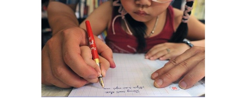 Bố mẹ nên hướng dẫn bé tập viết. (Ảnh: Sưu tầm internet)