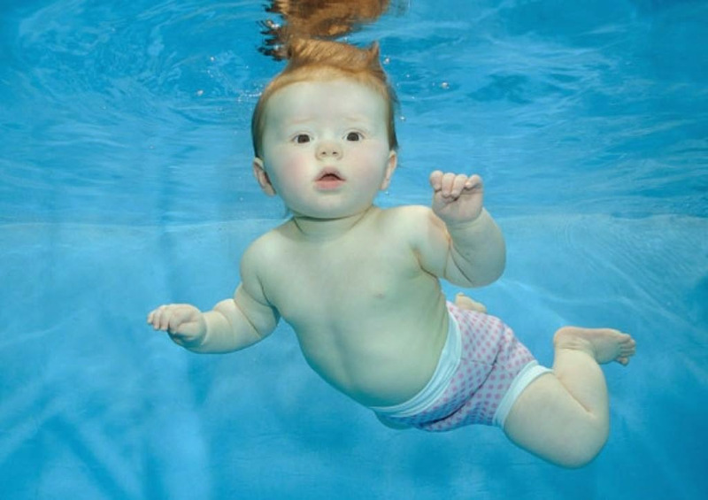 Chia sẻ các kiến thức dạy bơi cho bé 1 tuổi. (Ảnh: Sưu tầm Internet)
