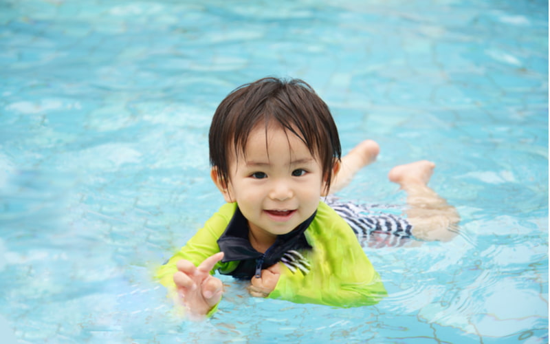 Trẻ nhỏ luôn thích thú mỗi khi được nghịch nước. (Ảnh: Shutterstock.com)