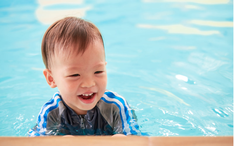 Bơi lội giúp trẻ phát triển toàn diện. (Ảnh: Shutterstock.com)