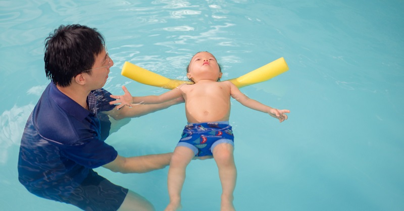 Cha mẹ nên cho trẻ làm quen với nước. (Ảnh: Shutterstock.com)