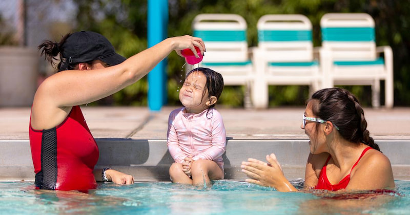 Dạy con bơi tự lập từ việc cho làm quen với nước. (Ảnh: Sưu tầm Internet)