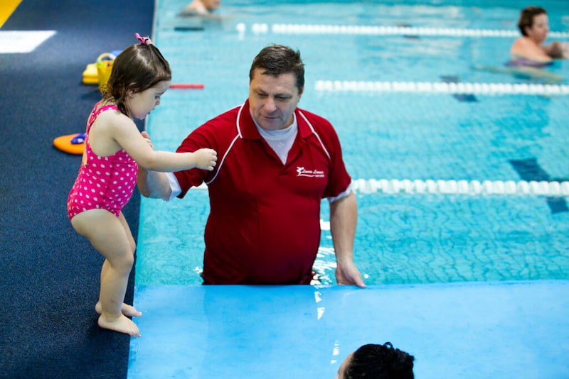 Thao tác nhảy trên bờ xuống nước là một kỹ năng bơi lội cơ bản mà ba mẹ cần dạy cho con. (Ảnh: Sưu tầm Internet)