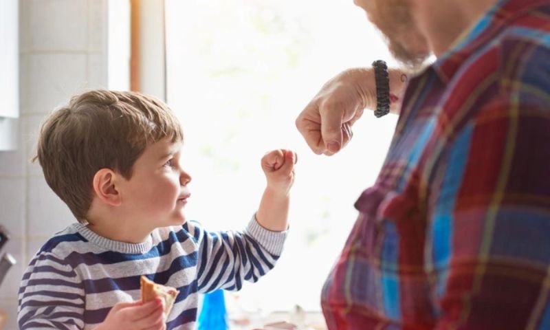 Nghiêm khắc với con khi con mắc sai phạm. (Ảnh: Nguồn Internet)