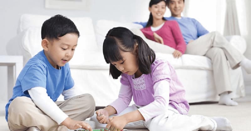 Ba mẹ dạy con yêu thương anh em như thế nào? (Ảnh: Internet) 