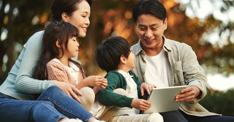 Lời khuyên giúp ba mẹ dạy con yêu thương anh em gắn kết tình cảm tốt nhất. (Ảnh: Internet)