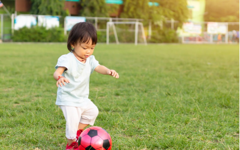 Hiểu rõ sự phát triển của em bé 1 tuổi giúp mẹ dạy con dễ dàng hơn. (Ảnh: Shutterstock.com)