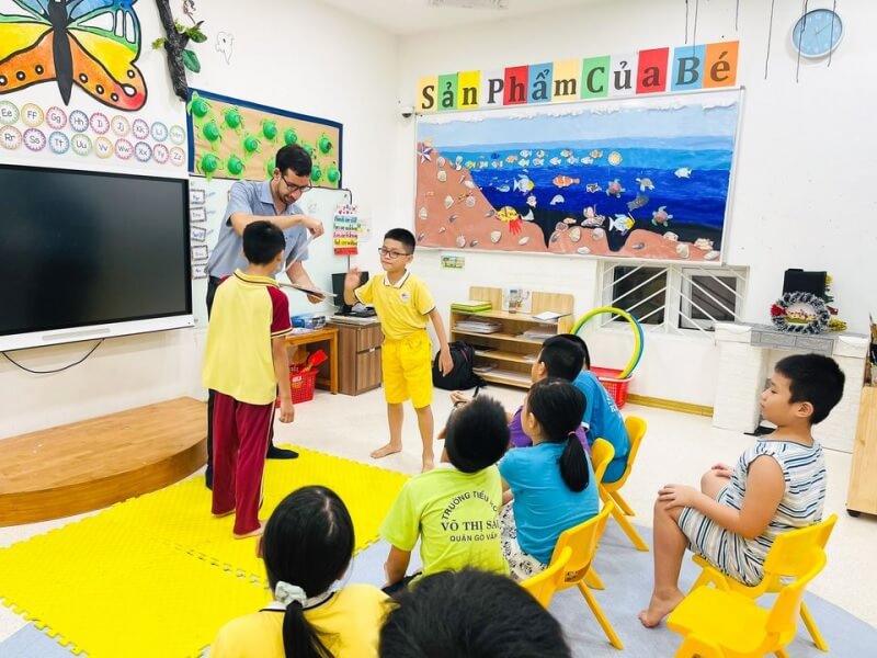 Tìm hiểu sở thích về môn nghệ thuật của bé. (Ảnh: Sưu tầm internet)