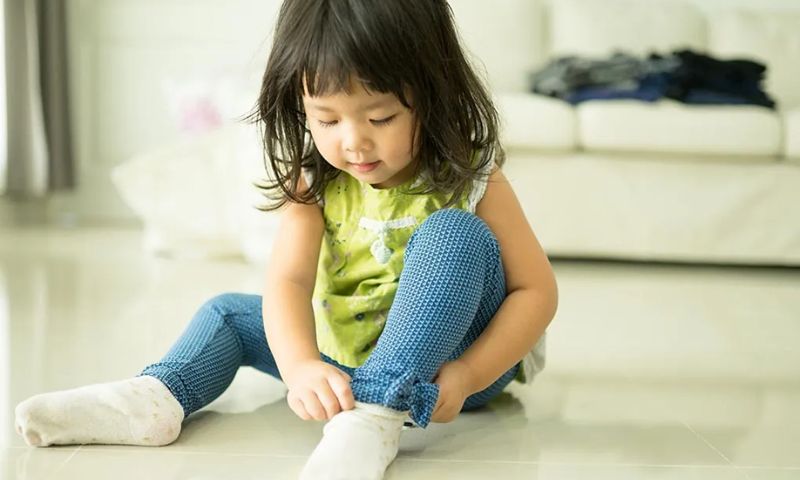 Bé 2 tuổi đã có thể tự chuẩn bị quần áo cho mình. (Ảnh: Nguồn Internet)