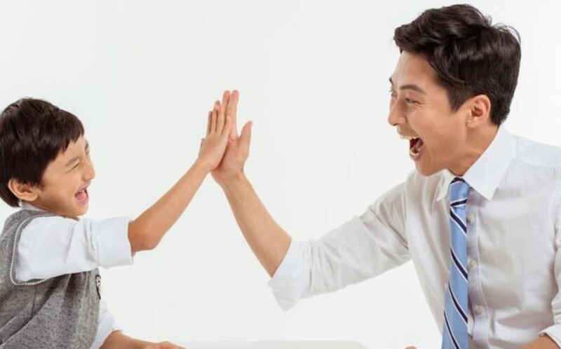 Động viên bé tiếp tục đứng lên, đối mặt với những thách thức. (Ảnh: sưu tầm Internet)