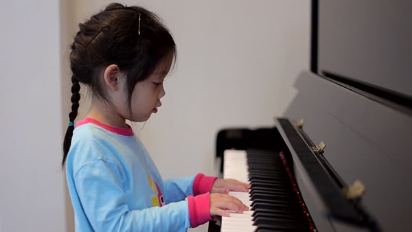 Cho bé học đàn tại Trung tâm âm nhạc Melody. (Ảnh: Sưu tầm internet)