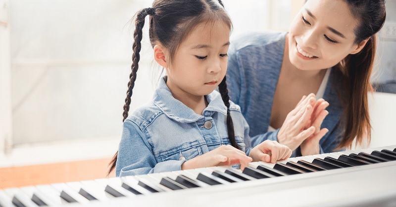 Cùng bé học đàn piano tại Trung tâm Music Voice. (Ảnh: Sưu tầm internet)