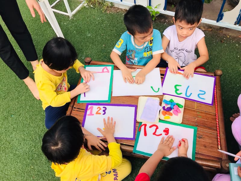 Cho bé làm quen với ký hiệu số. (Ảnh: http://mamnonbthanhliet.edu.vn/)