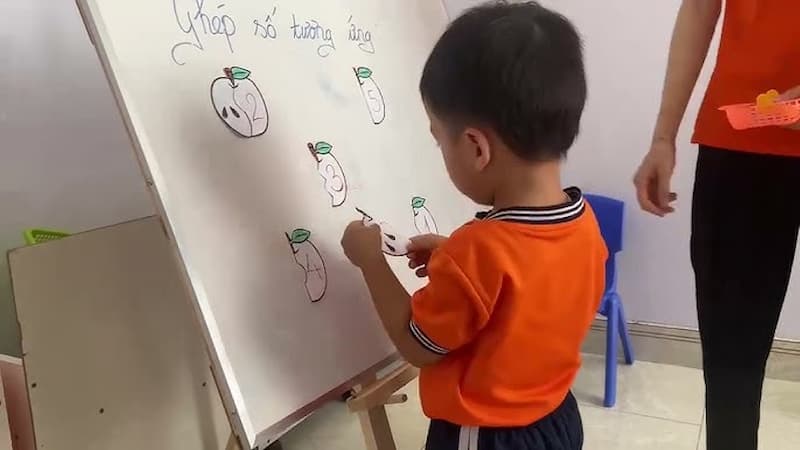 Cho bé làm quen với con số mọi lúc mọi nơi. (Ảnh: IMA Vietnam)