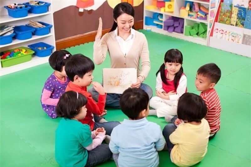 Nhiều phụ huynh coi ngóng việc dạy dỗ bé bỏng học tập số nhập nhà giáo. (Ảnh: Nhật Hoa)