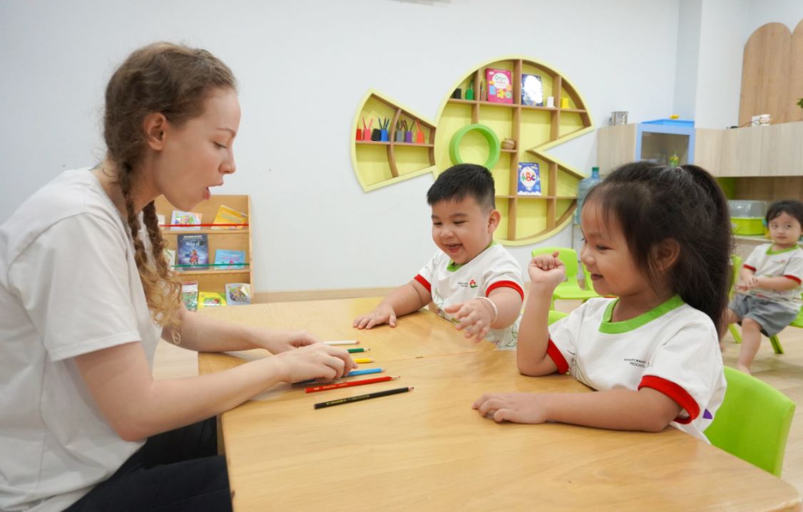 Những hoạt động lặp lại hằng ngày cũng giúp bé dễ dàng nhớ được từ vựng mà ba mẹ vừa chia sẻ. (Ảnh: Sưu tầm Internet)