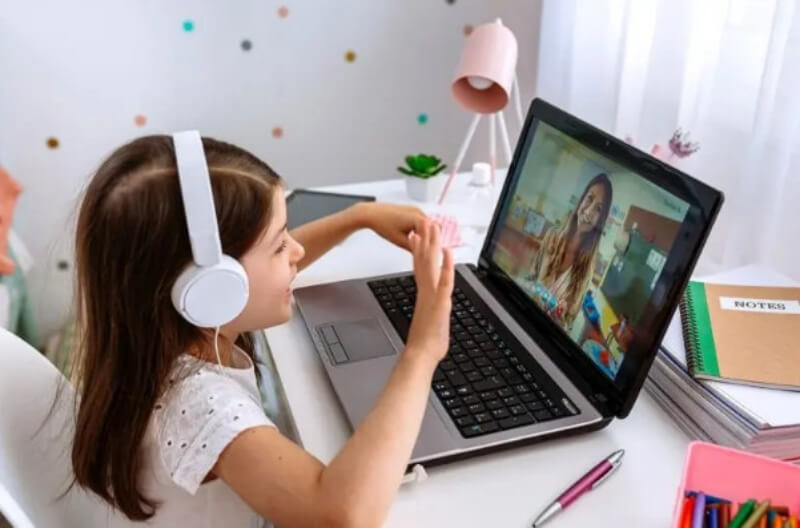 Sử dụng công cụ/ gia sư hỗ trợ để dạy tiếng anh cho trẻ. (Ảnh: Sưu tầm Internet)