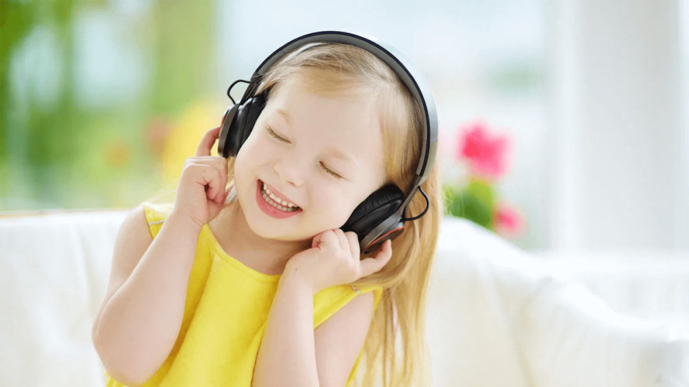 Ba mẹ n&ecirc;n tạo m&ocirc;i trường nghe - xem thụ động tiếng Anh tại nh&agrave; cho con (Ảnh: Sưu tầm internet)