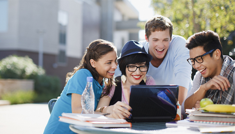 Hãy dành trọn sự hứng thú, yêu mến khi học tiếng Việt nhé. (Ảnh: Vnexpress)