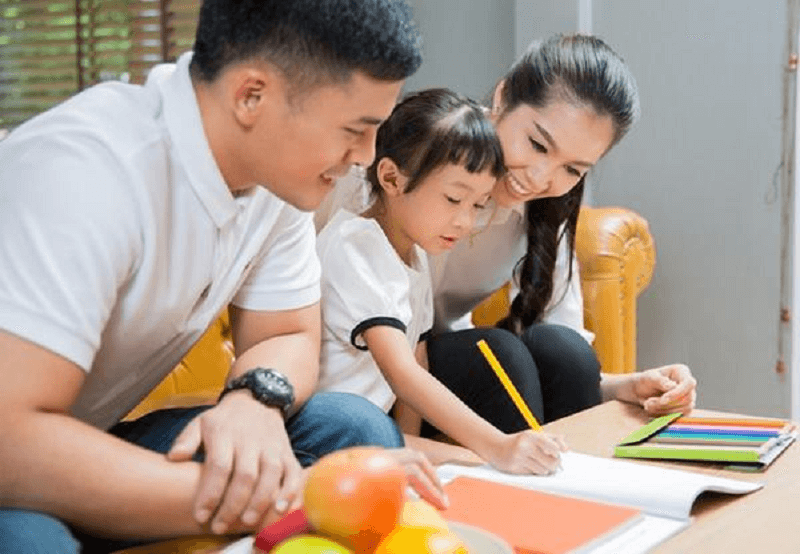 Việc bố mẹ dạy học cho con sẽ mang đến nhiều lợi ích. (Ảnh: Kynaforkids)