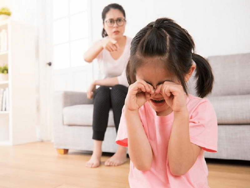 Nhiều phụ huynh dạy bé học thường xuyên quát mắng bé. (Ảnh: 24h)