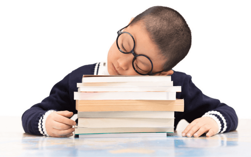 Sẵn sàng giúp đỡ khi con gặp khó khăn khi học tiếng Việt lớp 5. (Ảnh: Sưu tầm internet)