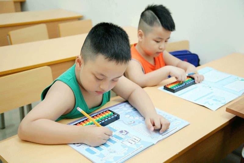 Dạy bé học toán cha mẹ cần kiên trì và không quát mắng trẻ. (Ảnh: Sưu tầm Internet)