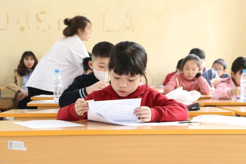 Toán là môn học đòi hỏi tính tư duy cao ở trẻ nên cần tạo tâm lý thoải mái cho bé khi học. (Ảnh: Sưu tầm Internet)