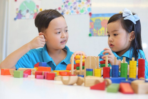 Sử dụng giáo cụ trực quan, dễ hiểu khi dạy bé học toán. (Ảnh: Sưu tầm internet)