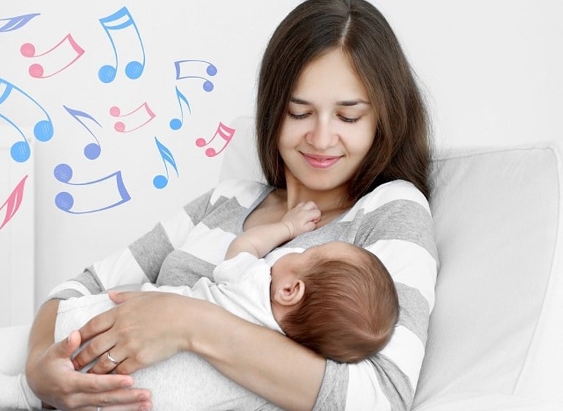 Mẹ có thể cho bé nghe những bản nhạc nhẹ nhàng, hát ru cho con. (Ảnh: Sưu tầm Internet)