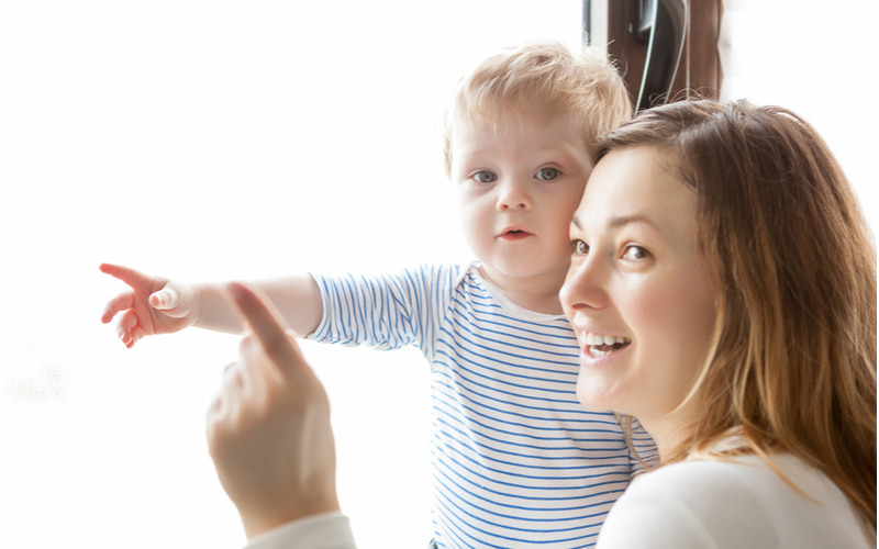 Mẹ có thể dạy trẻ 12 tháng học nói. (Ảnh: Shutterstock.com)