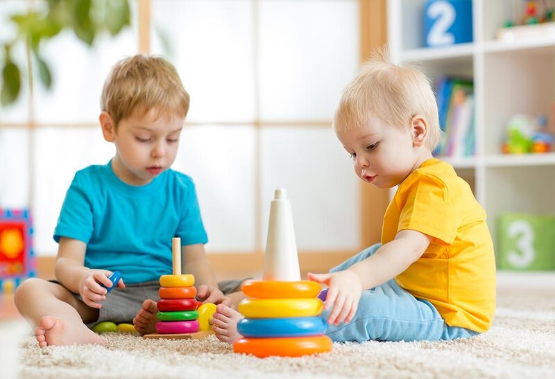 Dạy trẻ vừa học vừa chơi. (Ảnh: Sưu tầm Internet)