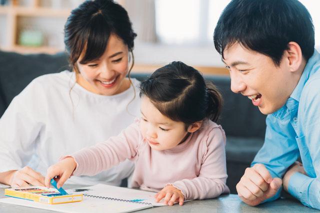 Trẻ 4-5 tuổi nên được học Tiếng Anh, Toán, Tiếng Việt. (Ảnh: Sưu tầm Internet)