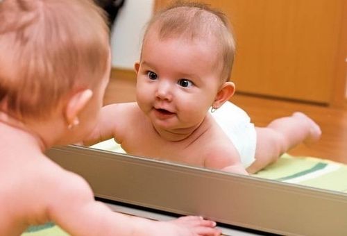 Bé nhìn vào gương rèn luyện sự tương tác. (Ảnh: Sưu tầm Internet)