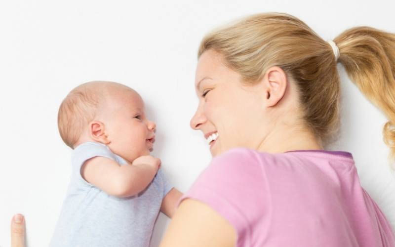 Ba mẹ nên thường xuyên trò chuyện với con mình. (Ảnh: Sưu tầm Internet)