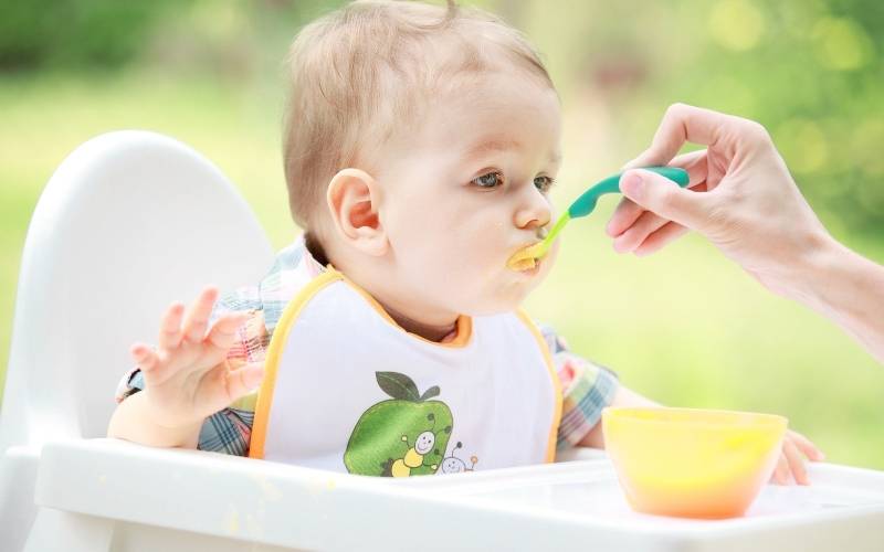 Lưu ý khi cho bé 4 tháng tuổi ăn dặm. (Ảnh: Sưu tầm Internet)