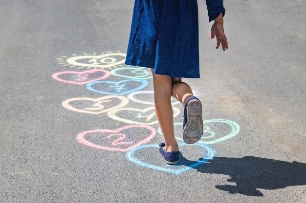 Dạy trẻ học đếm qua trò chơi nhảy lò cò. (Ảnh: Sưu tầm internet)