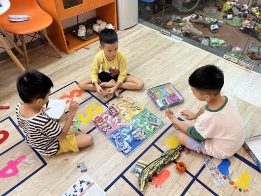 Chơi đếm bài cũng là cách dạy trẻ học đếm hiệu quả. (Ảnh: Sưu tầm internet)