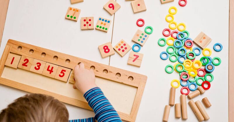 Dạy trẻ học đếm số thông qua việc ghi nhớ số điện thoại. (Ảnh: Sưu tầm internet)