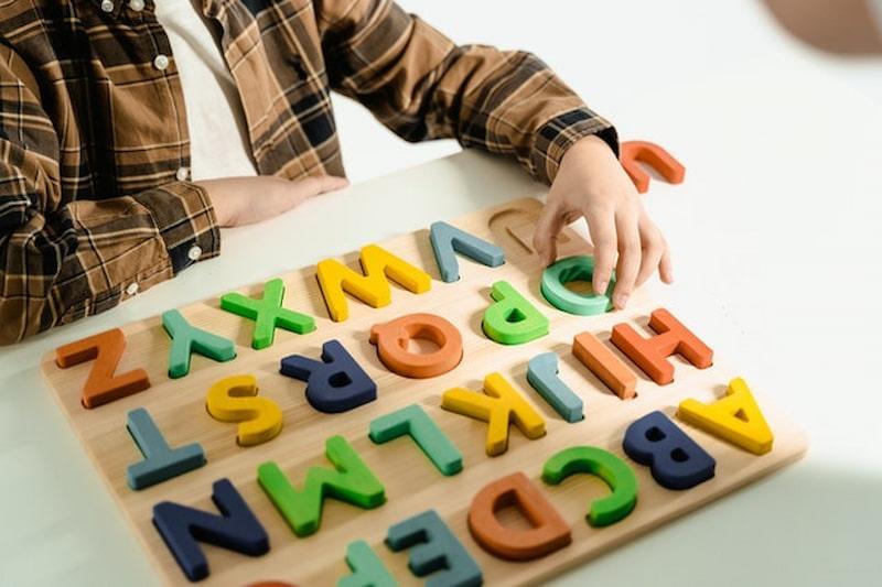 Dạy trẻ 5-6 tuổi học bảng chữ cái. (Ảnh: Sưu tầm Internet)